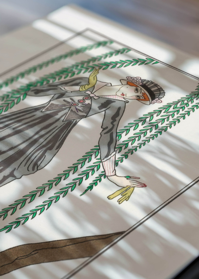 Widok z góry na cztery drewniane ramki, w jednej z nich oprawiony plakat Art Deco George Barbier szara suknia pod wierzbą płaczącą