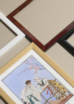 Zbliżenie na detale plakatu oprawionego w drewnianą białą ramkę od Plakatello®: Miłe słowa Gentils propos górale George Barbier art déco 1921