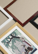 Zbliżenie na detale plakatu oprawionego w drewnianą białą ramkę od Plakatello®: L'amant Poète Et ego in Arcadia George Barbier art déco