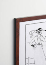 Aranżacja wnętrza, na ścianie wisi plakat w ramce: czarno-biały Art Deco dama z lunetą 1914 George Barbier