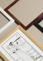 Zbliżenie na detale plakatu oprawionego w drewnianą białą ramkę od Plakatello®: czarno-biały Art Deco dama z lunetą 1914 George Barbier