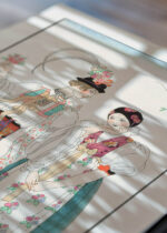 Widok z góry na cztery drewniane ramki, w jednej z nich oprawiony plakat Wiejski Kogut Le Coq du Village George Barbier Art Deco 1921