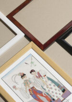 Zbliżenie na detale plakatu oprawionego w drewnianą białą ramkę od Plakatello®: Wiejski Kogut Le Coq du Village George Barbier Art Deco 1921