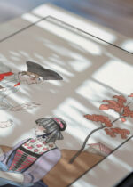 Widok z góry na cztery drewniane ramki, w jednej z nich oprawiony plakat L'Oiseau Chéri Ukochany Ptak George Barbier Art Deco 1921