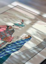 Widok z góry na cztery drewniane ramki, w jednej z nich oprawiony plakat Art Deco George Barbier romantyczna scena pod zamkiem