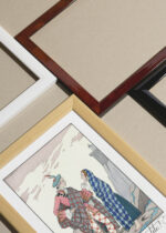 Zbliżenie na detale plakatu oprawionego w drewnianą białą ramkę od Plakatello®: Art Deco George Barbier romantyczna scena pod zamkiem