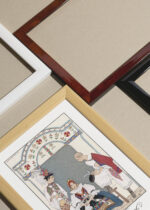 Zbliżenie na detale plakatu oprawionego w drewnianą białą ramkę od Plakatello®: George Barbier Entre deux feux Art Deco 1922