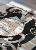 Widok z góry na cztery drewniane ramki, w jednej z nich oprawiony plakat Art Deco Falbalas & Fanfreluches George Barbier 1923