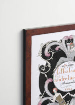 Aranżacja wnętrza, na ścianie wisi plakat w ramce: Art Deco Falbalas & Fanfreluches George Barbier 1923