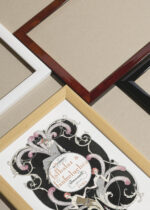 Zbliżenie na detale plakatu oprawionego w drewnianą białą ramkę od Plakatello®: Art Deco Falbalas & Fanfreluches George Barbier 1923