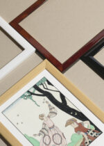 Zbliżenie na detale plakatu oprawionego w drewnianą białą ramkę od Plakatello®: Papillons Motyle George Barbier 1921 art deco