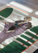 Widok z góry na cztery drewniane ramki, w jednej z nich oprawiony plakat kwiat zimowit Les Colchiques George Barbier Art Deco 1913