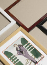 Zbliżenie na detale plakatu oprawionego w drewnianą białą ramkę od Plakatello®: kwiat zimowit Les Colchiques George Barbier Art Deco 1913