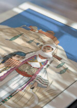 Widok z góry na cztery drewniane ramki, w jednej z nich oprawiony plakat Fletnia Pana La Flûte de Pan George Barbier Art Deco Grecja Akropol