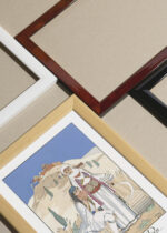 Zbliżenie na detale plakatu oprawionego w drewnianą białą ramkę od Plakatello®: Fletnia Pana La Flûte de Pan George Barbier Art Deco Grecja Akropol