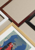 Widok z góry na cztery drewniane ramki, w jednej z nich oprawiony plakat Art Deco George Barbier Ostatnie dni Pompei