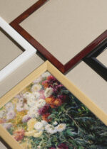 Widok z góry na cztery drewniane ramki, w jednej z nich oprawiony plakat chryzantemy Gustave Caillebotte jesienne kwiaty