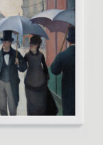Zbliżenie na detale plakatu oprawionego w drewnianą białą ramkę od Plakatello®: Paryska ulica w deszczowy dzień Gustave Caillebotte