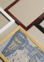 Widok z góry na cztery drewniane ramki, w jednej z nich oprawiony plakat Rue Halévy Gustave Caillebotte impresjonizm Paryż
