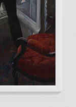 Zbliżenie na detale plakatu oprawionego w drewnianą białą ramkę od Plakatello®: Młody człowiek przy oknie Gustave Caillebotte 1876