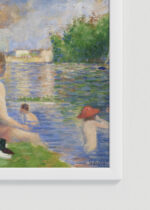 Zbliżenie na detale plakatu oprawionego w drewnianą białą ramkę od Plakatello®: Seurat kąpielisko Seine pointylizm neoimpresjnizm