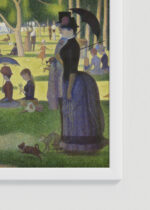 Zbliżenie na detale plakatu oprawionego w drewnianą białą ramkę od Plakatello®: Niedzielne popołudnie na wyspie Grande Jatte Seurat