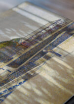 Zbliżenie na detale plakatu: Georges Seurat pointylizm nadmorski krajobraz port