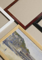 Widok z góry na cztery drewniane ramki, w jednej z nich oprawiony plakat Georges Seurat pointylizm nadmorski krajobraz port