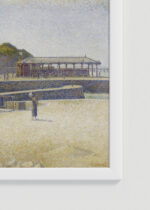 Zbliżenie na detale plakatu oprawionego w drewnianą białą ramkę od Plakatello®: Georges Seurat pointylizm nadmorski krajobraz port