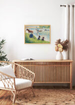 Aranżacja wnętrza, na ścianie wisi plakat w ramce: Georges Seurat scena nad rzeką pointylizm XIX w. koń łódki