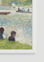 Zbliżenie na detale plakatu oprawionego w drewnianą białą ramkę od Plakatello®: Georges Seurat scena nad rzeką pointylizm XIX w. koń łódki