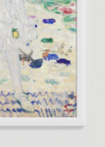 Zbliżenie na detale plakatu oprawionego w drewnianą białą ramkę od Plakatello®: Gustav Klimt portret dziewczyny 1912 secesja wiedeń