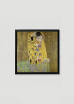 Plakat w drewnianej czarnej ramce: Pocałunek Gustav Klimt reprodukcja secesja wiedeńska