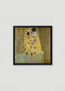 Plakat w drewnianej czarnej ramce: Pocałunek Gustav Klimt reprodukcja secesja wiedeńska