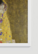 Zbliżenie na detale plakatu oprawionego w drewnianą białą ramkę od Plakatello®: Pocałunek Gustav Klimt reprodukcja secesja wiedeńska