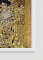 Zbliżenie na detale plakatu oprawionego w drewnianą białą ramkę od Plakatello®: Portret Adele Bloch-Bauer I Gustav Klimt secesja