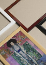 Widok z góry na cztery drewniane ramki, w jednej z nich oprawiony plakat Adele Bloch-Bauer II Gustav Klimt reprodukcja
