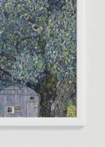 Zbliżenie na detale plakatu oprawionego w drewnianą białą ramkę od Plakatello®: Gustav Klimt Dom wiejski w Górnej Austrii 1911