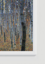 Zbliżenie na detale plakatu oprawionego w drewnianą białą ramkę od Plakatello®: Bukowy las I Gustav Klimt secesja austriacka 1902