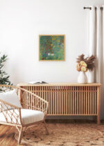 Aranżacja wnętrza, na ścianie wisi plakat w ramce: Ogród wiejski ze słonecznikami Gustav Klimt