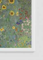 Zbliżenie na detale plakatu oprawionego w drewnianą białą ramkę od Plakatello®: Ogród wiejski ze słonecznikami Gustav Klimt