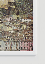 Zbliżenie na detale plakatu oprawionego w drewnianą białą ramkę od Plakatello®: Malcesine nad jeziorem Garda Gustav Klimt 1913