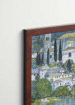 Plakat oprawiony w drewnianą brązową ramkę Vintage Italia: Kościół w Cassone Gustav Klimt 1913 jezioro Garda we Włoszech