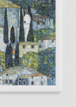Zbliżenie na detale plakatu oprawionego w drewnianą białą ramkę od Plakatello®: Kościół w Cassone Gustav Klimt 1913 jezioro Garda we Włoszech