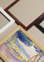 Widok z góry na cztery drewniane ramki, w jednej z nich oprawiony plakat Henri-Edmond Cross pointylizm krajobraz śródziemnomorski