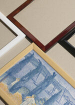 Widok z góry na cztery drewniane ramki, w jednej z nich oprawiony plakat Henri-Edmond Cross pointylizm Morze Śródziemne