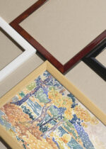 Widok z góry na cztery drewniane ramki, w jednej z nich oprawiony plakat Henri-Edmond Cross pointylizm morze neoimpresjonsizm