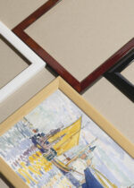 Widok z góry na cztery drewniane ramki, w jednej z nich oprawiony plakat Henri-Edmond Cross port śródziemnomorski pointylizm