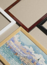 Widok z góry na cztery drewniane ramki, w jednej z nich oprawiony plakat Wenecka Laguna Henri-Edmond Cross pointylizm