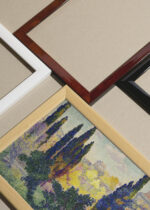 Widok z góry na cztery drewniane ramki, w jednej z nich oprawiony plakat Henri-Edmond Cross neoimpresjionizm pointylizm